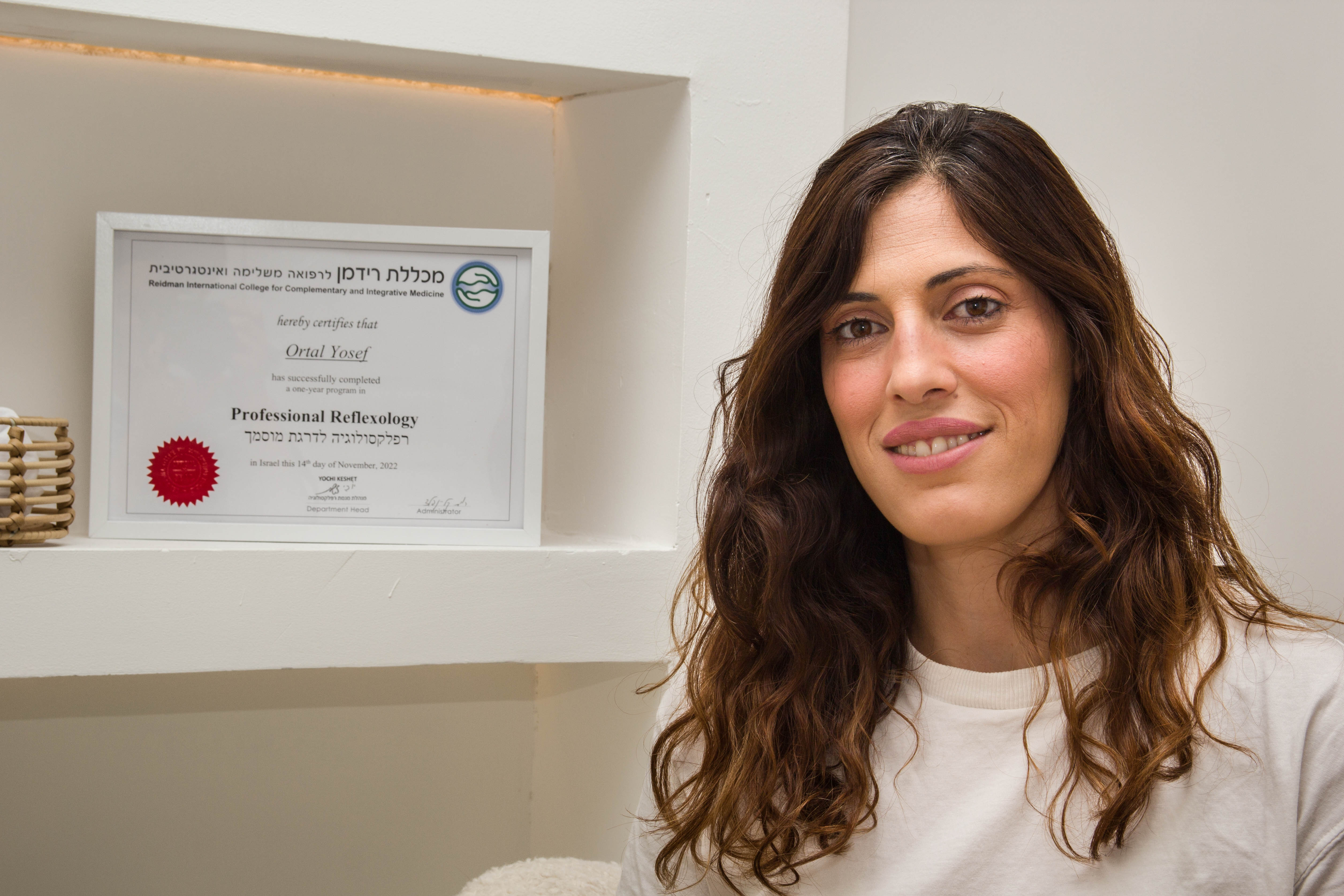 אורטל יוסף עם תעודת הסמכה ממכללת רידמן
